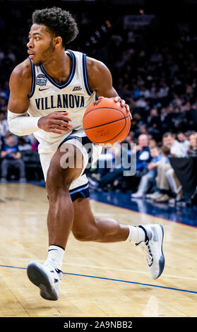 Philadelphia, PA, USA. 16 Nov, 2019. November 16, 2019: Villanova guard Justin Moore#5 Laufwerke an den Korb während der NCAA Basketball matchup zwischen den Ohio Bobcats und Villanova Wildkatzen bei der Wells Fargo Center in Philadelphia, Pennsylvania. Villanova gewann 78-54. Scott Serio/Cal Sport Media/Alamy leben Nachrichten Stockfoto