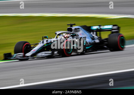 Sao Paulo, Brasilien. 16 Nov, 2019. Mercedes Pilot Lewis Hamilton von Großbritannien rennen während des Qualifying der Formel 1-Grand Prix von Brasilien am Jose Carlos Pace in Sao Paulo, Brasilien am 16. November, 2019. Credit: Xin Yuewei/Xinhua/Alamy leben Nachrichten Stockfoto