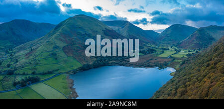 Luftaufnahme über hartsop Tal und Brüder Wasser bei herbstlichen Morgen im Lake District, Großbritannien Stockfoto