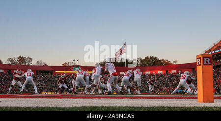 November 16, 2019: Ohio State Buckeyes Quarterback Justin Felder (1) Hände weg zu Ohio State Buckeyes zurück läuft, J.K. Dobbins (2) während einer NCAA Football Spiel zwischen der Ohio State Buckeyes und die Rutgers Scarlet Knights bei SHI Stadion in Piscataway, NJ. Mike Langish/Cal Sport Media. Stockfoto