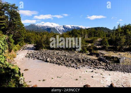 Atemberaubende Aussicht auf den Fluss Michinmahuida im Wald in Pumalin Park, Chaiten, Patagonien, Chile Stockfoto