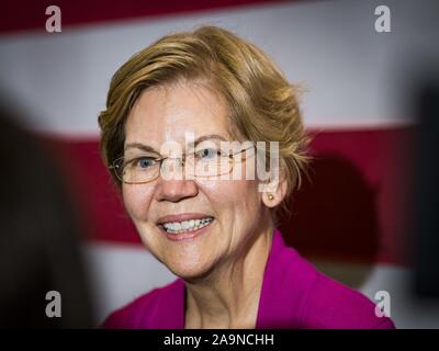 Waverly, Iowa, USA. 16 Nov, 2019. US-Senator ELIZABETH WARREN (D-MA), antwortet auf die Fragen der Reporter in der Presse '' Schar'' nach Ihrer Kampagne Rede an der Wartburg Hochschule. Sen Warren an Wartburg Hochschule in Waverly Samstag Nachmittag geworben. Sie läuft der demokratische Kandidat für die US-Präsidentschaft bei den Wahlen von 2020 zu werden. Iowa ist Gastgeber der ersten Auswahl bei den Präsidentschaftswahlen Saison. Die Iowa Caucuses sind Februar 3, 2020. Credit: Jack Kurtz/ZUMA Draht/Alamy leben Nachrichten Stockfoto