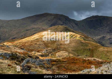 Die herbstlichen Sonnenlicht auf Blake Braue, Ansicht von Oben, wie bei regnerischen Hartsop Oktober Tag fallen. Lake District in Großbritannien Stockfoto