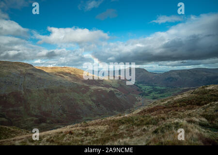 Regenbogen über Deepdale Tal im Herbst. Blick von hartsop Oben Wie in Lake District National Park, Großbritannien Stockfoto