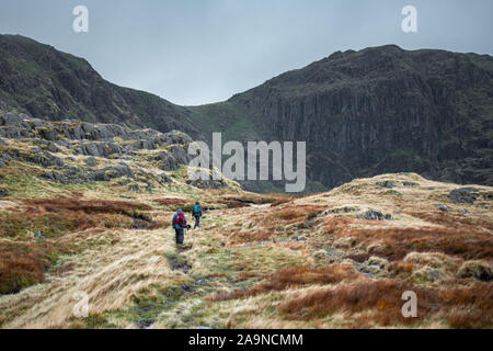 Paar Wanderer zu Fuß durch Blake Braue in Richtung Hart-Crag Lake District National Park, Großbritannien Stockfoto