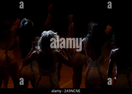 New York, Vereinigte Staaten. 16 Nov, 2019. Die Knicks City Dancers Cheerleadern ausführen, wenn die New York Knicks die Charlotte Hornets im Madison Square Garden in New York City spielen am Samstag, den 16. November 2019. Foto von John angelillo/UPI Quelle: UPI/Alamy leben Nachrichten Stockfoto