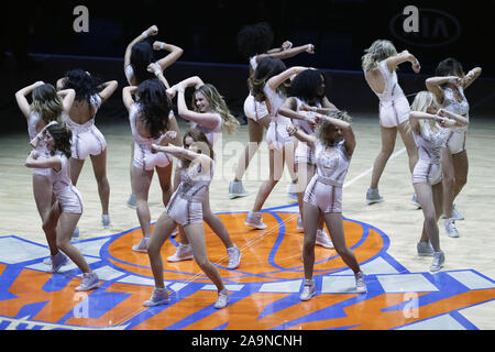 New York, Vereinigte Staaten. 16 Nov, 2019. Die Knicks City Dancers Cheerleadern ausführen, wenn die New York Knicks die Charlotte Hornets im Madison Square Garden in New York City spielen am Samstag, den 16. November 2019. Foto von John angelillo/UPI Quelle: UPI/Alamy leben Nachrichten Stockfoto