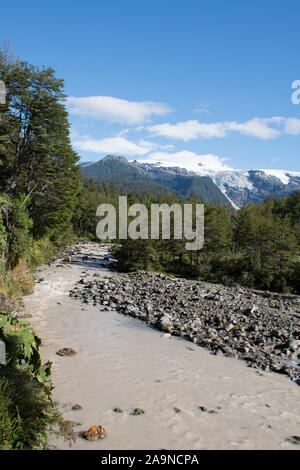 Atemberaubende Aussicht auf den Fluss Michinmahuida im Wald in Pumalin Park, Chaiten, Patagonien, Chile Stockfoto