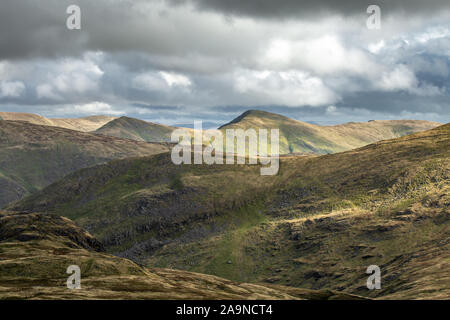 Uneinheitliche Sonnenlicht über malerische Berge im Herbst in Lake District National Park, Großbritannien Stockfoto