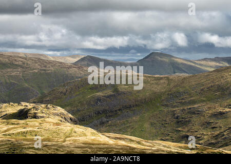 Uneinheitliche Sonnenlicht über malerische Berge im Herbst in Lake District National Park, Großbritannien Stockfoto