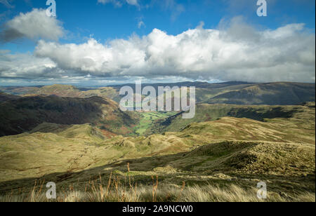 Malerische Bergwelt Blick von Scrubby Crag durch Fairfield im Herbst. Nationalpark Lake District in Großbritannien Stockfoto