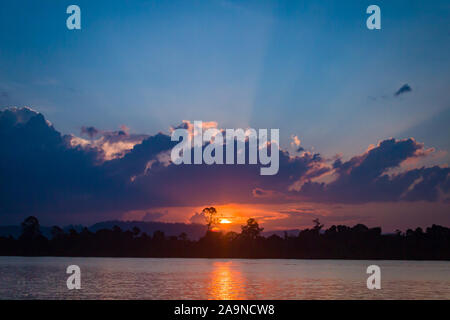 Malerischer Blick auf kayan Fluss gegen Himmel bei Sonnenuntergang in Tanjung Selor, Ost Kalimantan, Indonesien Stockfoto