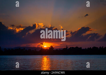 Malerischer Blick auf kayan Fluss gegen Himmel bei Sonnenuntergang - Bild, Foto in Tanjung Selor, Ost Kalimantan Indonesien Stockfoto