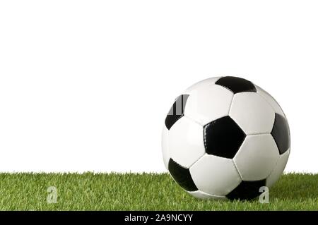 Single Fußball auf grünen Rasen Hintergrund mit weißem Hintergrund - selektive Fokus Stockfoto