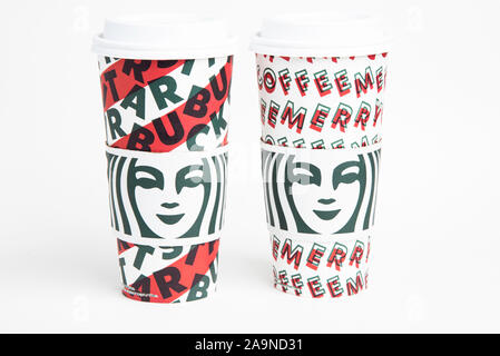 Zwei Ausführungen von Starbucks' 2019 Urlaub Thema Heißes Getränk Einweg tragen Cups. Stockfoto