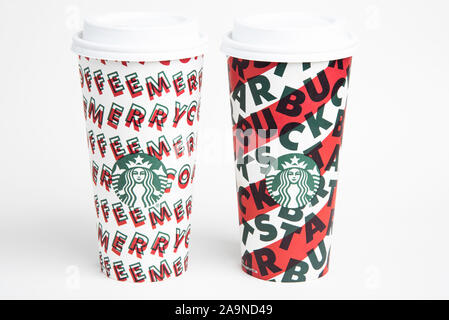 Zwei Ausführungen von Starbucks' 2019 Urlaub Thema Heißes Getränk Einweg tragen Cups. Stockfoto