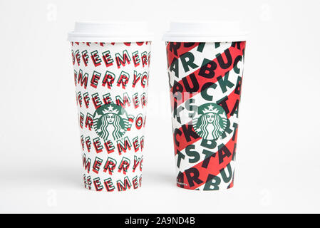 Zwei Ausführungen von Starbucks' 2019 Urlaub Thema Heißes Getränk Einweg tragen Cups. Stockfoto