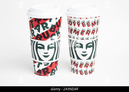 Zwei Ausführungen von Starbucks' 2019 Urlaub Thema Heißes Getränk Einweg tragen Cups. Stockfoto