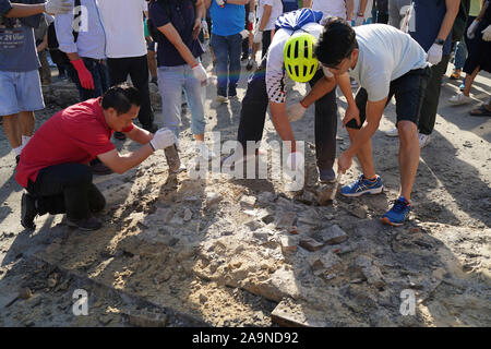 Hongkong, China. 17. Nov, 2019. Anwohner klar die Straßensperren außerhalb der Universität von Hongkong im Süden China's Hong Kong, November 16, 2019. Quelle: Xinhua/Alamy leben Nachrichten Stockfoto