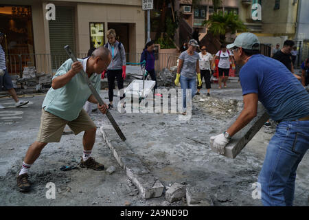 Hongkong, China. 17. Nov, 2019. Anwohner klar die Straßensperren außerhalb der Universität von Hongkong im Süden China's Hong Kong, November 16, 2019. Quelle: Xinhua/Alamy leben Nachrichten Stockfoto