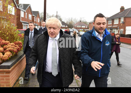 Mansfield. 17. Nov, 2019. Der britische Premierminister Boris Johnson (Vorne L) begleitet die Konservative Partei Kandidat für den Wahlkreis Mansfield Ben Bradley (R) Kundenwerbung während einer allgemeinen Wahlkampagne in Mansfield, Großbritannien am 16. November, 2019. Quelle: Xinhua/Alamy leben Nachrichten Stockfoto