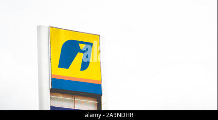 Foto von Wegweiser mit Emblem der Tankstelle der Marke Ipiranga. Stockfoto