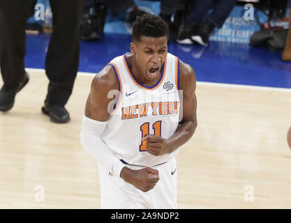 New York, Vereinigte Staaten. 16 Nov, 2019. New York Knicks Frank Ntilikina feiert nach einem Knicks Warenkorb im 4. Quartal gegen die Charlotte Hornets im Madison Square Garden in New York City am Samstag, den 16. November 2019. Foto von John angelillo/UPI Quelle: UPI/Alamy leben Nachrichten Stockfoto