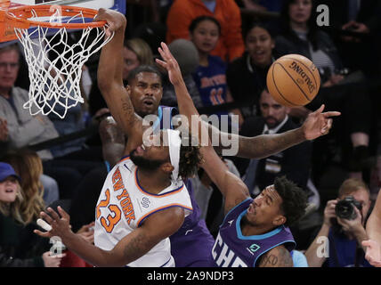 New York, Vereinigte Staaten. 16 Nov, 2019. Charlotte Hornets Meilen Brücken verteidigt New York Knicks Mitchell Robinson, die nicht einen Korb Ergebnis im 4. Quartal im Madison Square Garden in New York City am Samstag, den 16. November 2019. Foto von John angelillo/UPI Quelle: UPI/Alamy leben Nachrichten Stockfoto