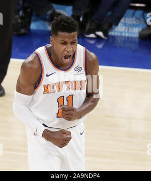 New York, Vereinigte Staaten. 16 Nov, 2019. New York Knicks Frank Ntilikina feiert nach einem Knicks Warenkorb im 4. Quartal gegen die Charlotte Hornets im Madison Square Garden in New York City am Samstag, den 16. November 2019. Foto von John angelillo/UPI Quelle: UPI/Alamy leben Nachrichten Stockfoto