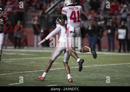 Piscataway, New Jersey, USA. 16 Nov, 2019. Die Ohio State Verteidiger reagiert nach dem Spiel gegen Rutgers an SHI Stadion in Piscataway, New Jersey. Ohio Zustand besiegte Rutgers 56-21. Credit: Brian Zweig Preis/ZUMA Draht/Alamy leben Nachrichten Stockfoto