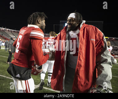 Piscataway, New Jersey, USA. 16 Nov, 2019. Rutgers und Ohio State Spieler sind nach dem Spiel Action bei SHI Stadion in Piscataway, New Jersey gezeigt. Ohio Zustand besiegte Rutgers 56-21. Credit: Brian Zweig Preis/ZUMA Draht/Alamy leben Nachrichten Stockfoto