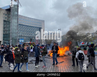 Paris, Frankreich. 16 Nov, 2019. Gelbe Weste Demonstranten versammeln sich am Place d'Italie im 13. Arrondissement, Paris, Frankreich, 16. November, 2019. Gewalt brach am Samstag in Paris, wo Gelb Bewegung eine neue Aktion inszenierte sein erstes Jubiläum inmitten der anhaltenden sozialen Unruhen über wirtschaftliche Reformen Präsident Emmanuel's Längestrich. Quelle: Kong Lüfter/Xinhua/Alamy leben Nachrichten Stockfoto