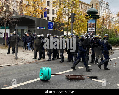 Paris, Frankreich. 16 Nov, 2019. Polizisten sind während der gelbe Weste Demonstration am Place d'Italie im 13. Arrondissement, Paris, Frankreich, 16. November, 2019 gesehen. Gewalt brach am Samstag in Paris, wo Gelb Bewegung eine neue Aktion inszenierte sein erstes Jubiläum inmitten der anhaltenden sozialen Unruhen über wirtschaftliche Reformen Präsident Emmanuel's Längestrich. Quelle: Kong Lüfter/Xinhua/Alamy leben Nachrichten Stockfoto