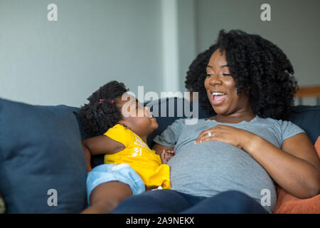 African American schwangere Mutter und ihrer Tochter. Stockfoto