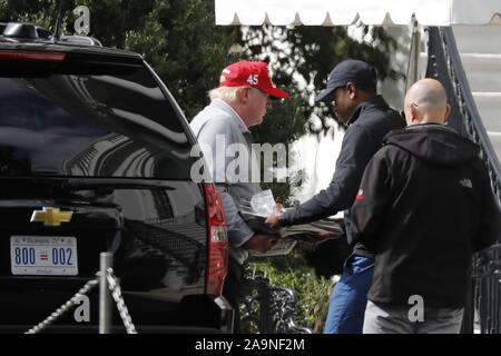 Washington, DC, USA. 5. Okt, 2019. Präsidenten der Vereinigten Staaten Donald J. Trumpf hält Zeitungen, wie er an das Weiße Haus in Washington, DC, nachdem er Golf im Trump National Golf Club am 5. Oktober 2019. Credit: Yuri Gripas/Pool über CNP Credit: Yuri Gripas/CNP/ZUMA Draht/Alamy leben Nachrichten Stockfoto