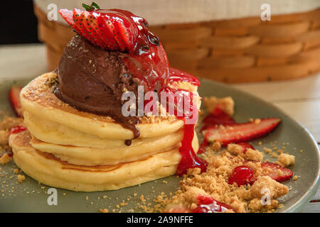 Schokolade Eis auf ein Pfannkuchen mit Erdbeermarmelade auf der Oberseite. Stockfoto