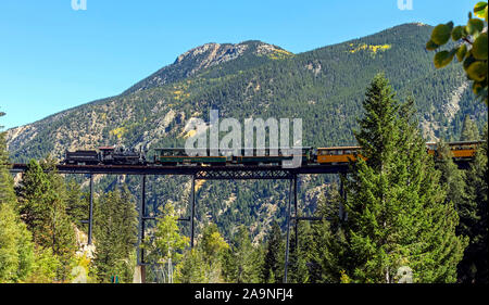 GEORGETOWN, Colorado, United States - SEPTEMBER 22,2019: historische Dampfeisenbahn mit Passagieren die Brücke in der Kolorado Berge und verpflichtet Geor Stockfoto
