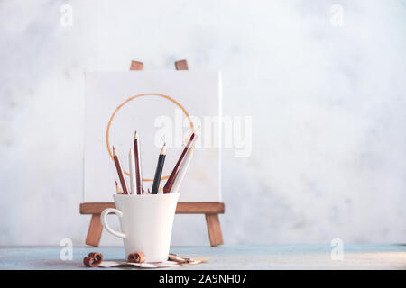Kreative/header mit Artist Tools, Kaffee Malerei Fleck, Bleistifte und Cups Stockfoto