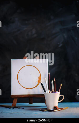Kaffee für Inspiration Konzept, Tassen, Stifte auf einem dunklen Hintergrund mit Kopie Raum Stockfoto