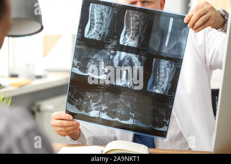Radiologe zeigt x-ray Stockfoto
