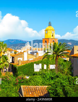 Ansicht der Stadt von Saint-Tropez, Provence, Cote d'Azur, ein beliebtes Ziel für Reisen in Europa Stockfoto