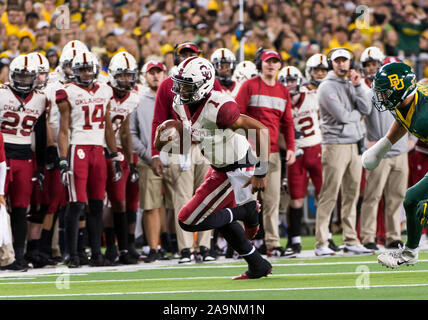 Waco, Texas, USA. 16 Nov, 2019. Oklahoma Sooners Quarterback Jalen Tut Weh (1) Läuft die Kugel während der zweiten Hälfte der NCAA Football Spiel zwischen Oklahoma Sooners und der Baylor Bären an McLane Stadion in Waco, Texas. Matthew Lynch/CSM/Alamy leben Nachrichten Stockfoto