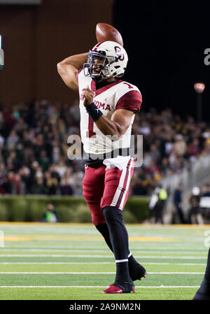 Waco, Texas, USA. 16 Nov, 2019. Oklahoma Sooners Quarterback Jalen Tut Weh (1) passt den Ball während der zweiten Hälfte der NCAA Football Spiel zwischen Oklahoma Sooners und der Baylor Bären an McLane Stadion in Waco, Texas. Matthew Lynch/CSM/Alamy leben Nachrichten Stockfoto