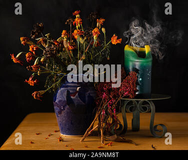 Noch immer leben mit toten Blumen, ausgebrannte Kerze, und Vase auf dem Tisch, die nach dem ersten Frost des Jahres Stockfoto