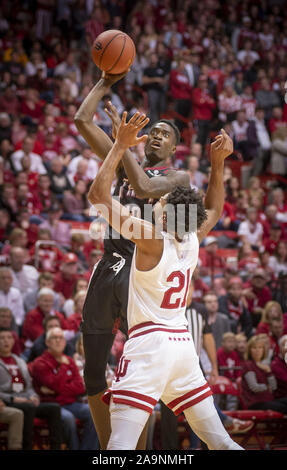 Bloomington, Indiana, USA. 16 Nov, 2019. Troy Trojans guard ZAY WILLIAMS (10) schießt über Indiana Hoosiers freuen JEROME HUNTER (21) in der ersten Hälfte an Aula. WILLIAMS führte alle scorers mit 28 Punkten für die Trojaner. Credit: Rodney Margison/ZUMA Draht/Alamy leben Nachrichten Stockfoto