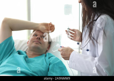 Kranke Mann hält für Kopf Stockfoto