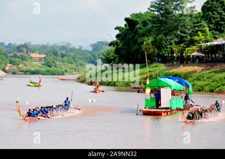 Nan, Thailand - Oktober 27,2019: König der Nagas lange Yacht Racing Festival, dieses Ereignis hat der Stolz der Provinz Nan seit Generationen, die nur auf Stockfoto