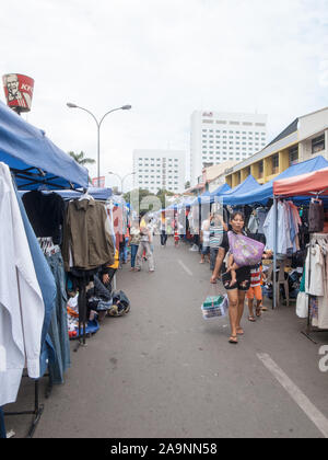 Batam, Indonesien - Februar 7, 2015: Leute Aktivitäten auf dem lokalen Markt in der Gegend von Batam Jodoh Stadt. Stockfoto