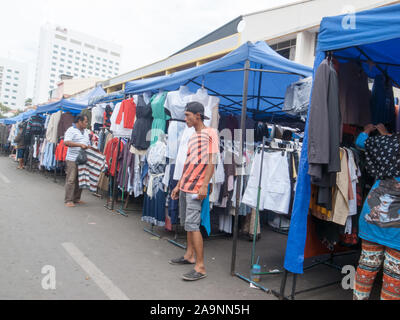 Batam, Indonesien - Februar 7, 2015: Leute Aktivitäten auf dem lokalen Markt in der Gegend von Batam Jodoh Stadt. Stockfoto