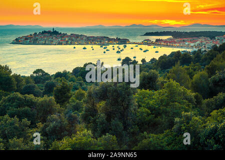 Wundervolle tourisric Resort mit historischen Stadt auf der Halbinsel bei Sonnenuntergang. Bucht mit Segelbooten und Yachten, Primosten, Dalmatien, Stockfoto